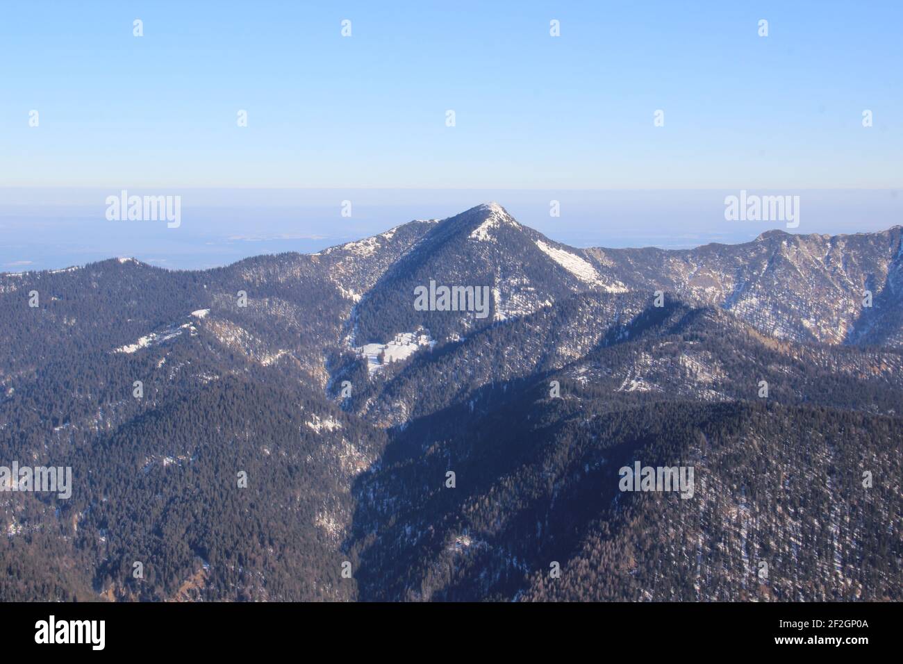 Winterwanderung durch den Bergwald zum Simetsberg. Deutschland, Bayern, Walchensee, Blick auf den Heimgarten Stockfoto