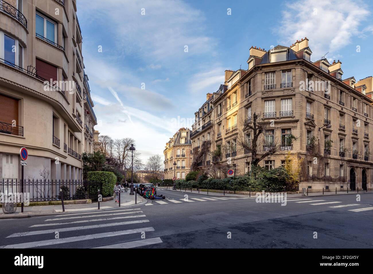 Paris, Frankreich - 19. Februar 2021: Wunderschöne Gebäude und typische pariser Fassaden im Pariser Viertel 8th in der Nähe des Parc Monceau Stockfoto
