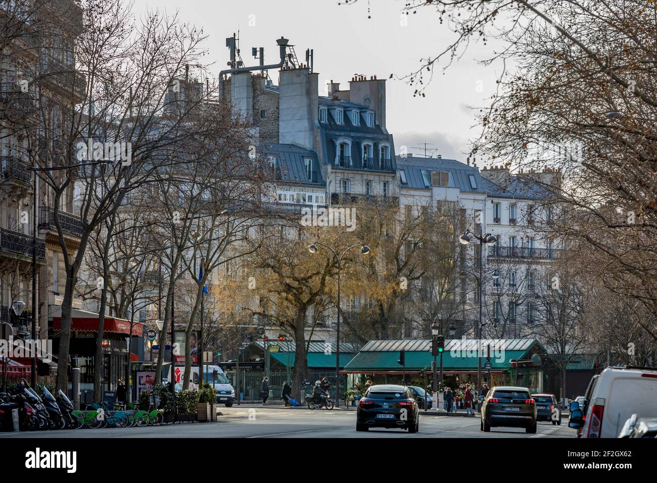Paris, Frankreich - 19. Februar 2021: Wunderschöne Gebäude und typische pariser Fassaden im Pariser Viertel 8th in der Nähe des Parc Monceau Stockfoto