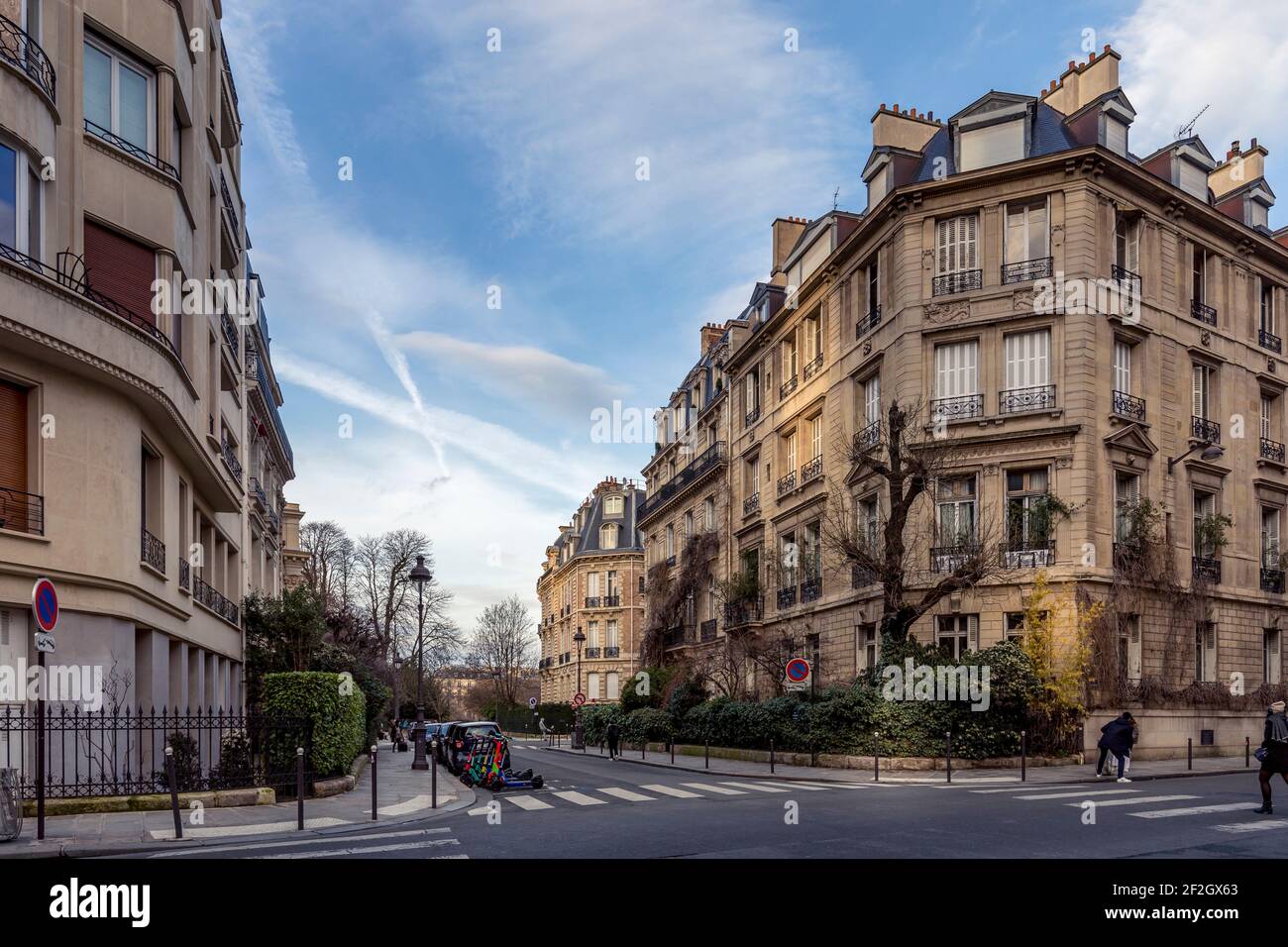 Paris, Frankreich - 19. Februar 2021: Wunderschöne Gebäude und typische pariser Fassaden im Pariser Viertel 8th in der Nähe des Parc Monceau Stockfoto