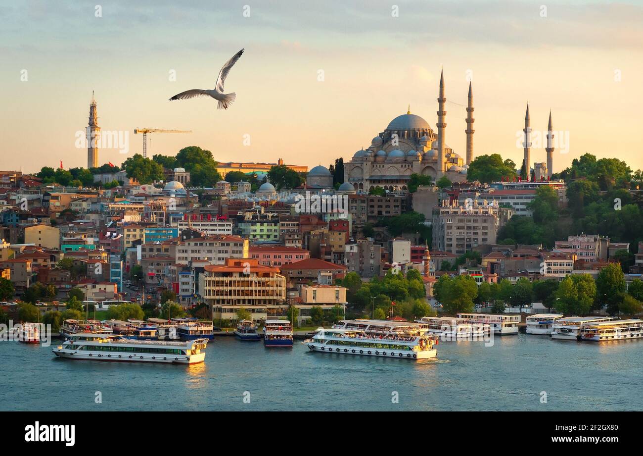 Sonnenuntergang in Istanbul City, mit Blick auf das Goldene Horn Bay Stockfoto