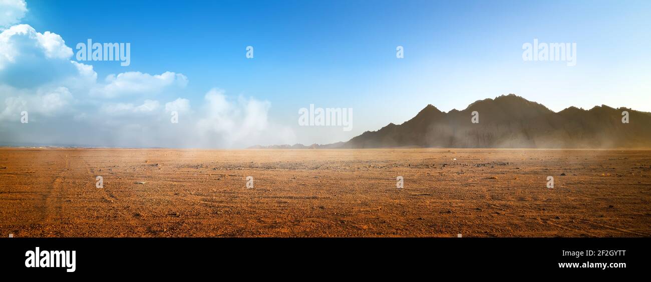 Blick auf Wüste mit Bergen auf Surise, Ägypten Stockfoto