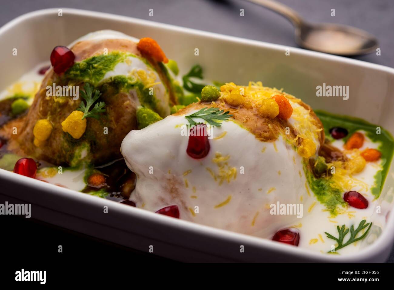 Dahi vada oder bhalla ist eine Art von Chaat aus dem indischen und beliebt in ganz Südasien. Es wird durch Einweichen vadas in dicken Dahi or vorbereitet Stockfoto