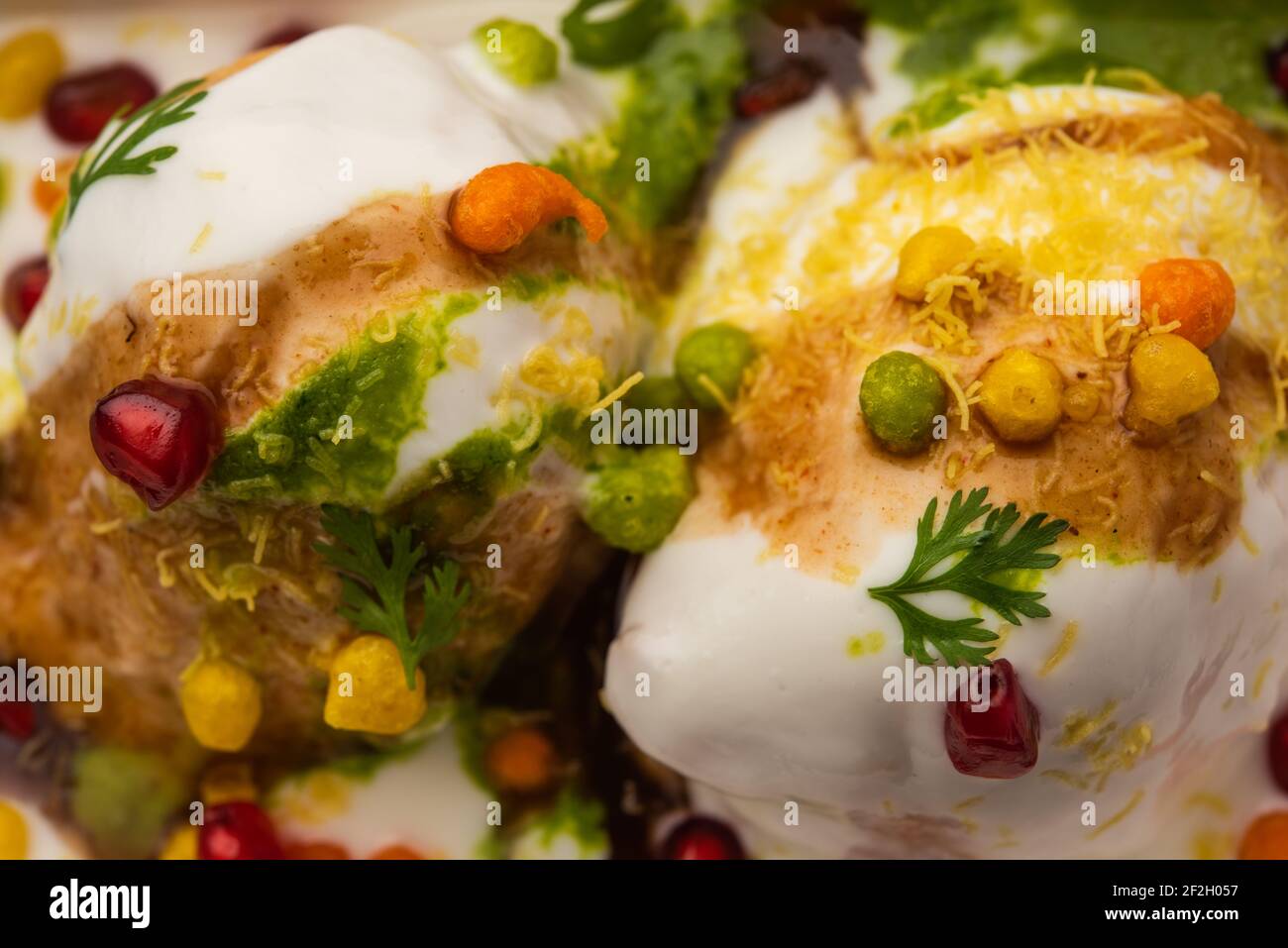 Dahi vada oder bhalla ist eine Art von Chaat aus dem indischen und beliebt in ganz Südasien. Es wird durch Einweichen vadas in dicken Dahi or vorbereitet Stockfoto