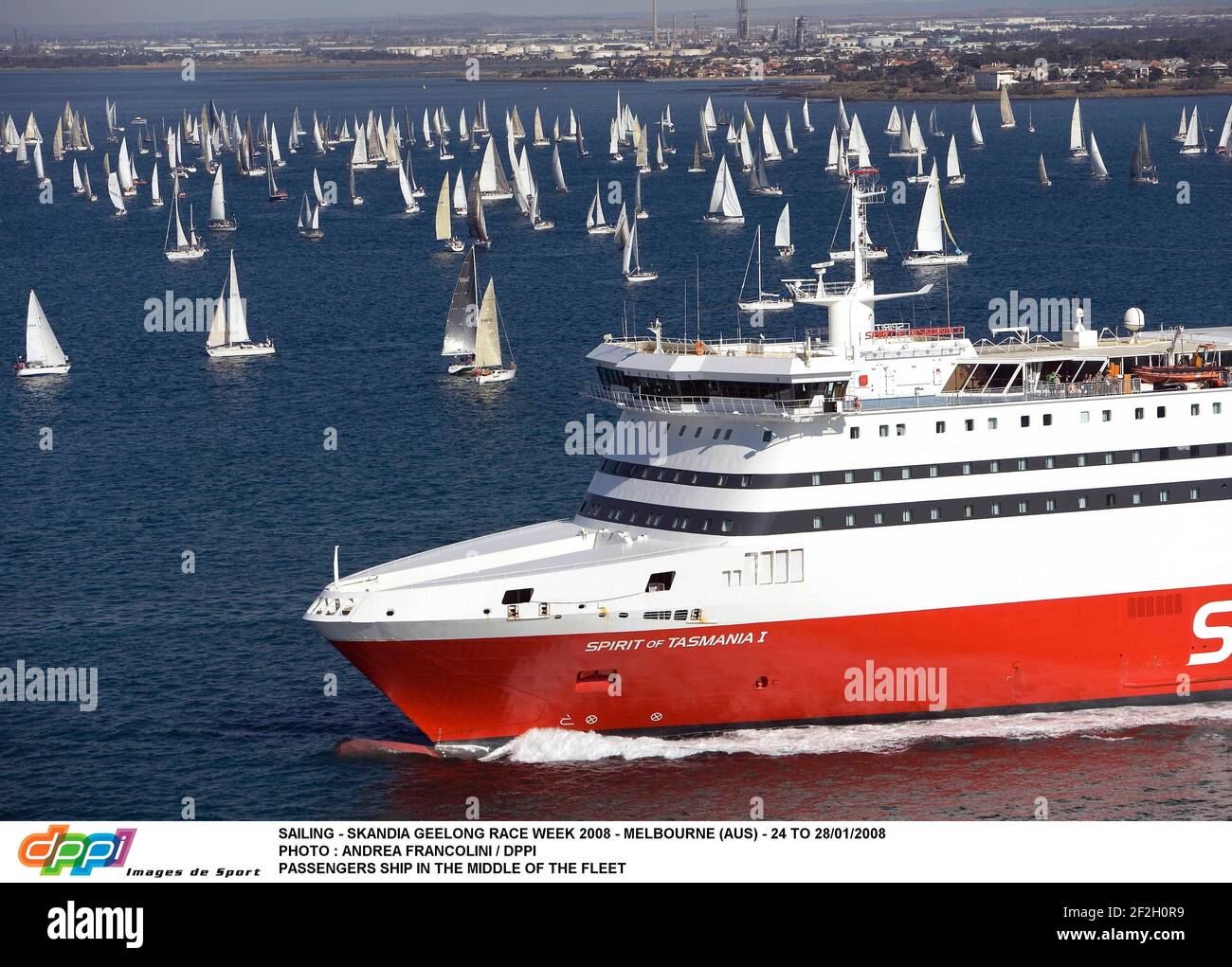 SEGELN - SKANDIA GEELONG RENNWOCHE 2008 - MELBOURNE (AUS) - 24 BIS 28/01/2008 FOTO : ANDREA FRANCOLINI / DPPI PASSAGIERE SCHIFF IN DER MITTE DER FLOTTE Stockfoto