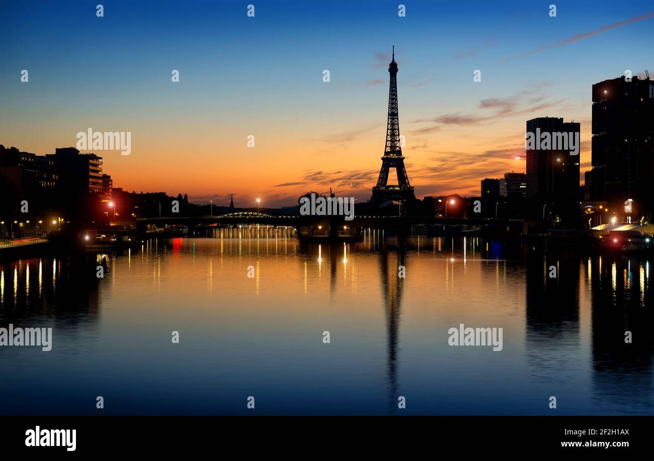 Am frühen Morgen über Eiffelturm und Wolkenkratzer in Paris, Frankreich Stockfoto