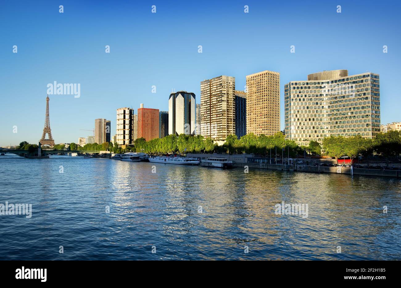 Moderne Stadtteil von Wolkenkratzern auf Seine mit Blick auf den Eiffelturm in Paris, Frankreich Stockfoto