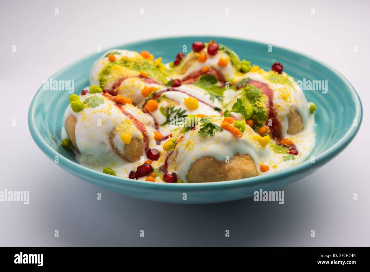 Dahi vada oder bhalla ist eine Art von Chaat aus dem indischen und beliebt in ganz Südasien. Es wird durch Einweichen vadas in dicken Dahi or vorbereitet Stockfoto