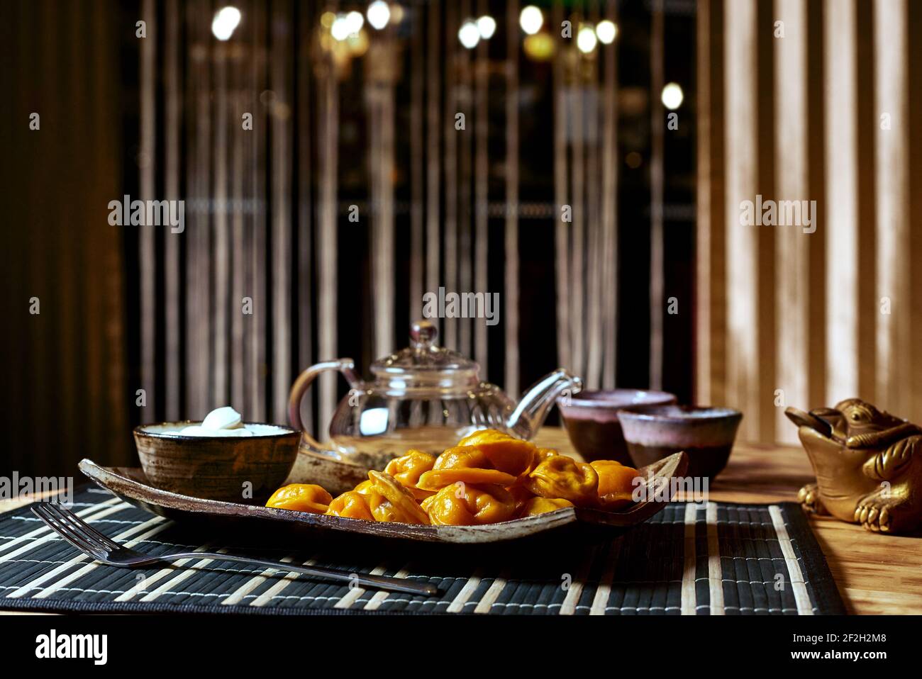 Dim Sum und Teeset auf dem Tisch im Restaurant. Stockfoto