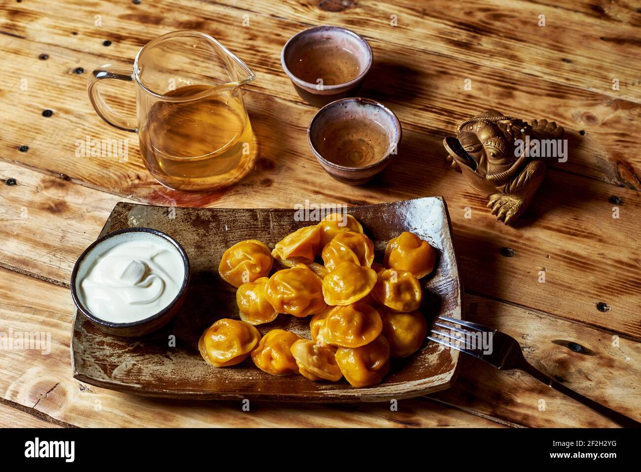 Dim Sum und Tee auf einem Holztisch. Stockfoto