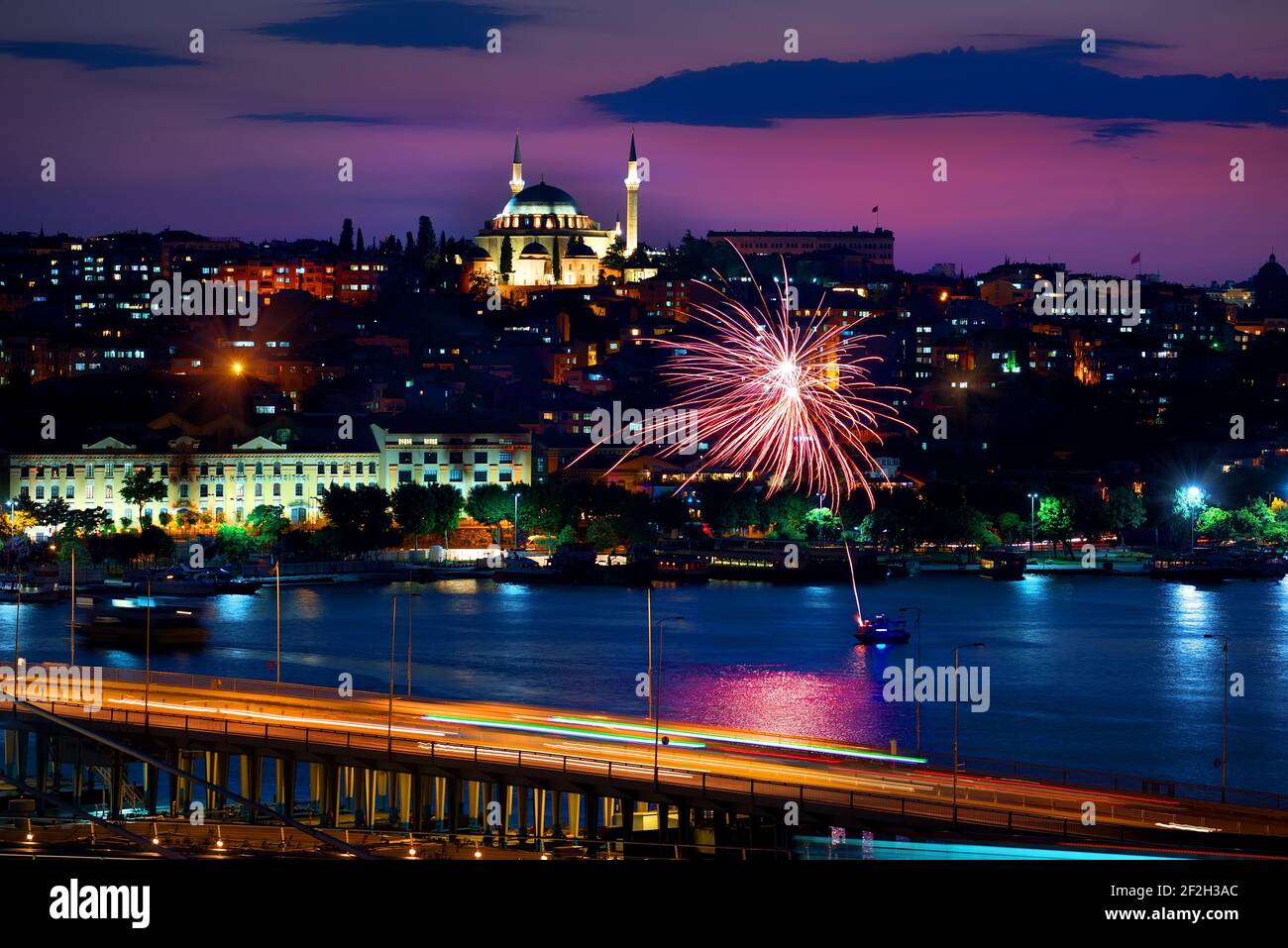 Atatürk-Brücke und Stadtbild von Istanbul in der Türkei Urlaub Nacht Stockfoto