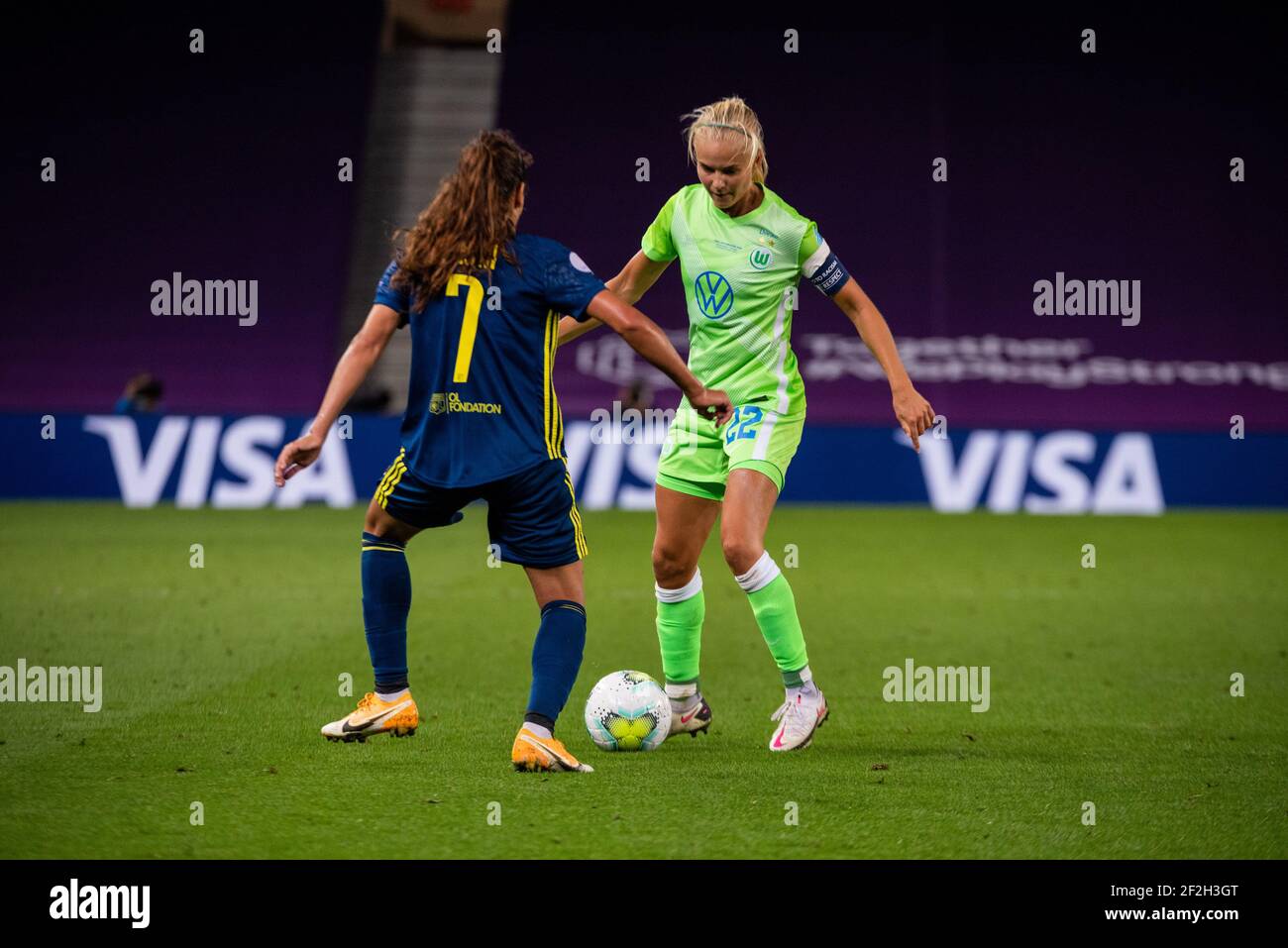 Amel Majri von Olympique Lyonnais und Pernille Harder von VFL Wolfsburg in einem Duell um den Ball während des UEFA Women's Champions League Final Football match zwischen VFL Wolfsburg und Olympique Lyonnais am 30. August 2020 im Anoeta Stadion in San Sebastian, Spanien - Foto Antoine Massinon / A2M Sport Consulting / DPPI Stockfoto