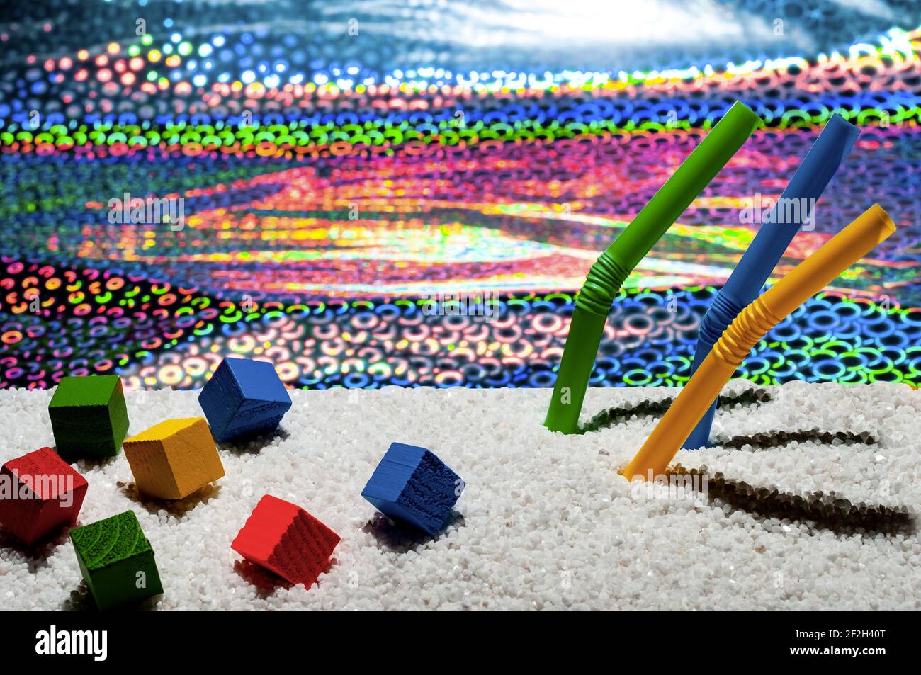 Weißer Sand Strand Party Blick aufs Meer mit Holzspielzeug und Bunte Trinkhalme Stockfoto