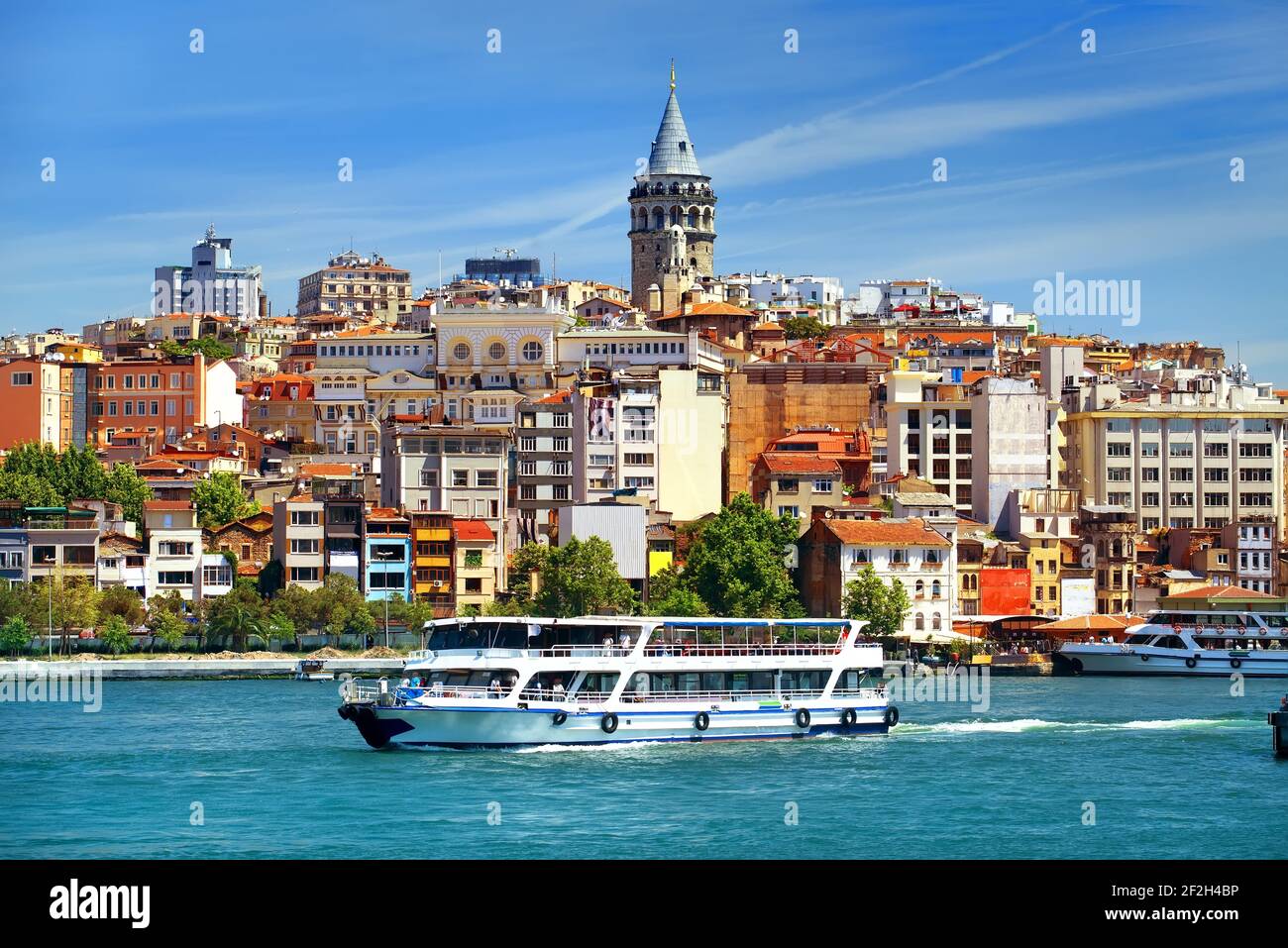 Stadtbild von Istanbul mit Blick auf den Galata-Turm und Boote in der Bucht Goldenes Horn, Türkei Stockfoto