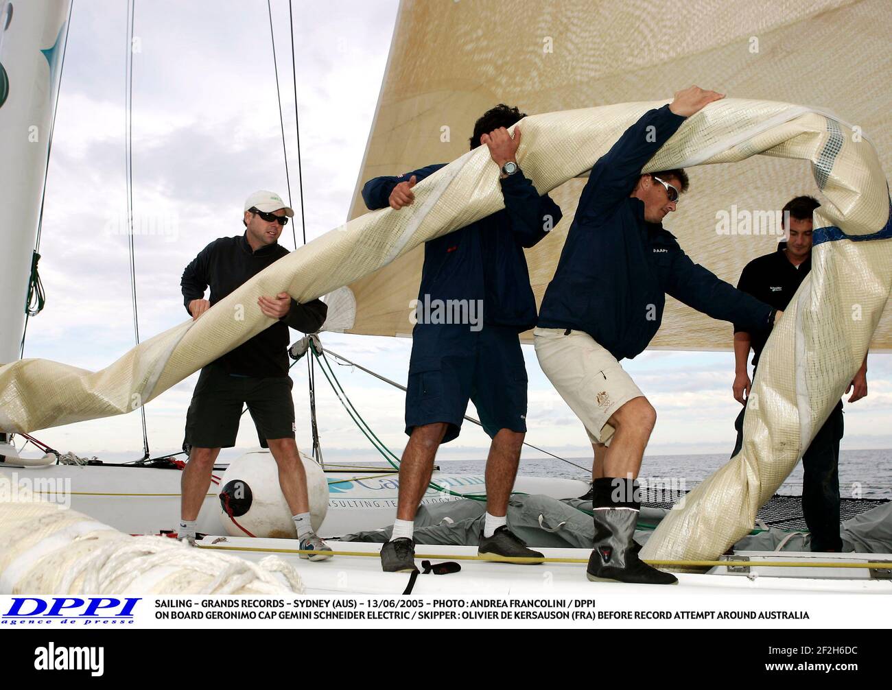 SEGELN - GRANDS RECORDS - SYDNEY (AUS) - 13/06/2005 - FOTO : ANDREA FRANCOLINI / DPPI AN BORD GERONIMO CAP GEMINI SCHNEIDER ELECTRIC / SKIPPER : OLIVIER DE KERSAUSON (FRA) VOR REKORDVERSUCH DURCH AUSTRALIEN Stockfoto