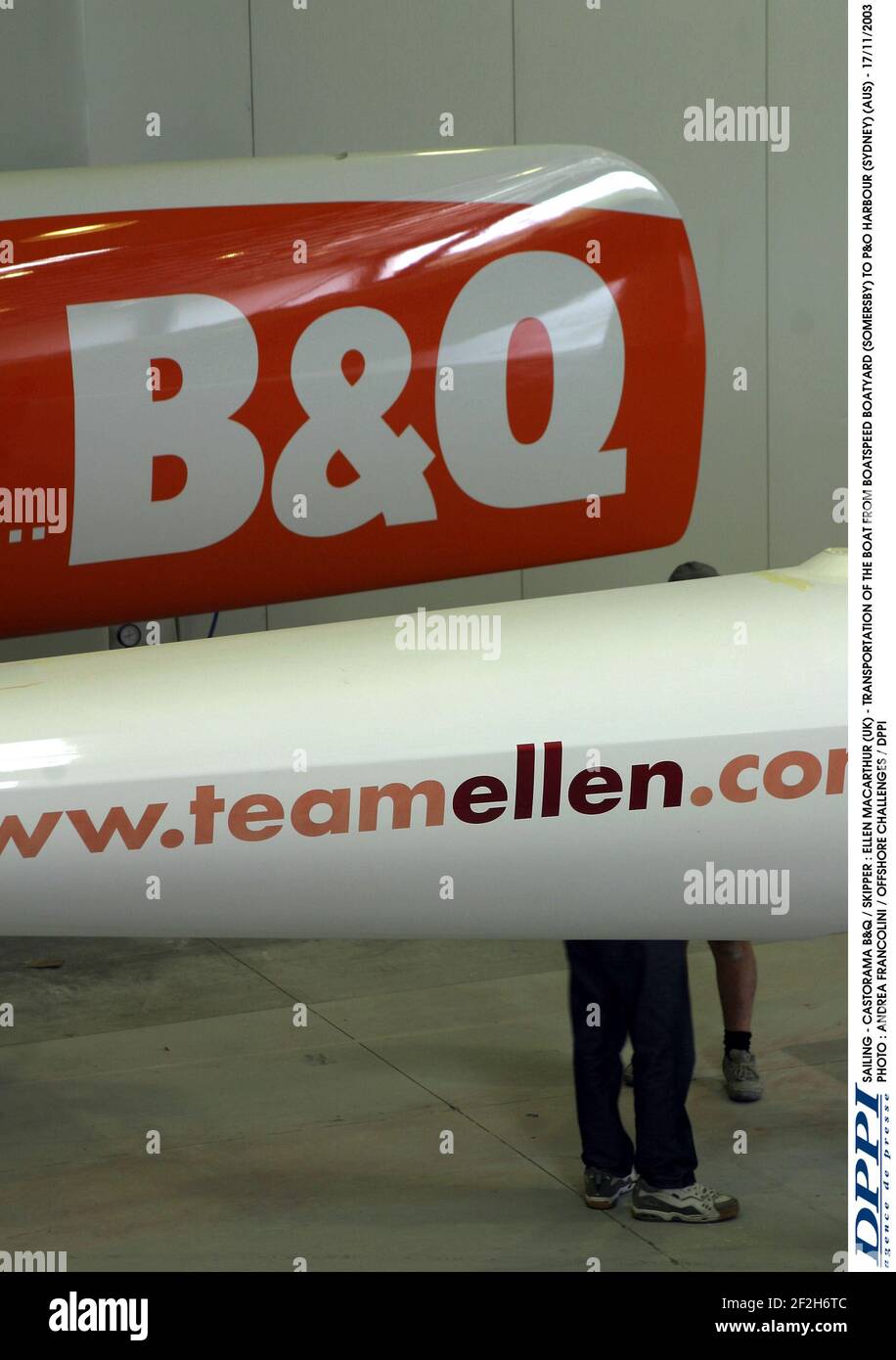 SEGELN - CASTORAMA B&Q / SKIPPER : ELLEN MACARTHUR (UK) - TRANSPORT DES BOOTES VON BOATSPEED BOATYARD (SOMERSBY) ZUM P&O HAFEN (SYDNEY) (AUS) - 17/11/2003 FOTO : ANDREA FRANCOLINI / OFFSHORE CHALLENGES / DPPI Stockfoto