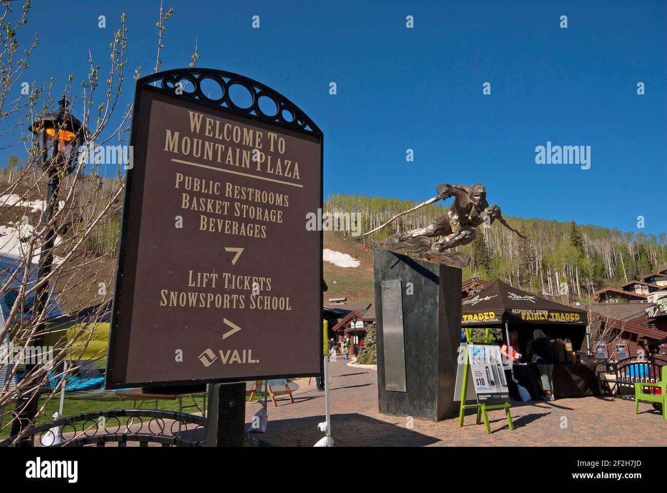 Mountain Plaza mit 'The Edge' Skulptur (von Gail Folwell) in Vail, Eagle County, Colorado, USA Stockfoto