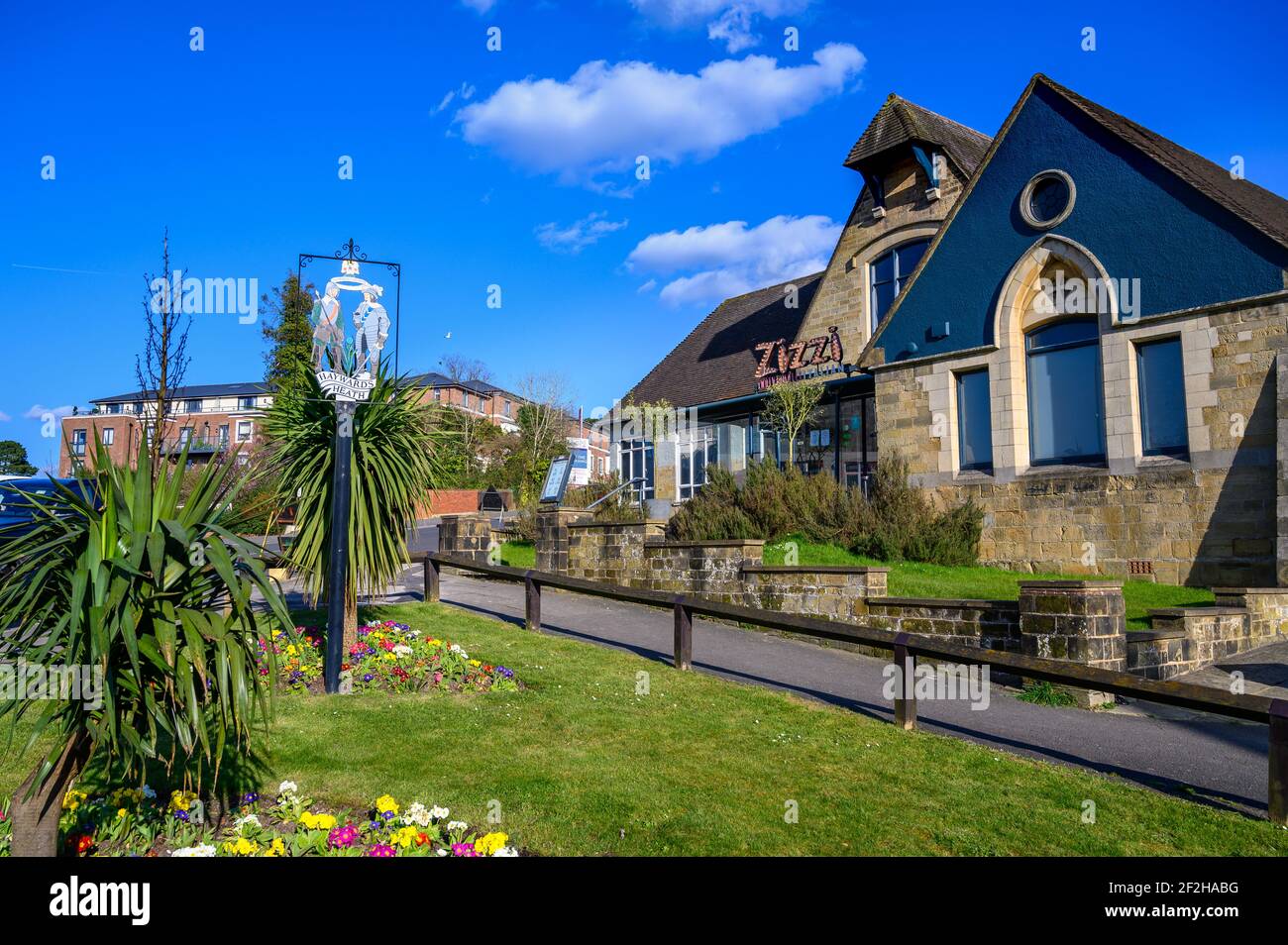 Das Stadtschild in Haywards Heath im West Sussex County, England, und das italienische Restaurant Zizzi im Hintergrund. Stockfoto