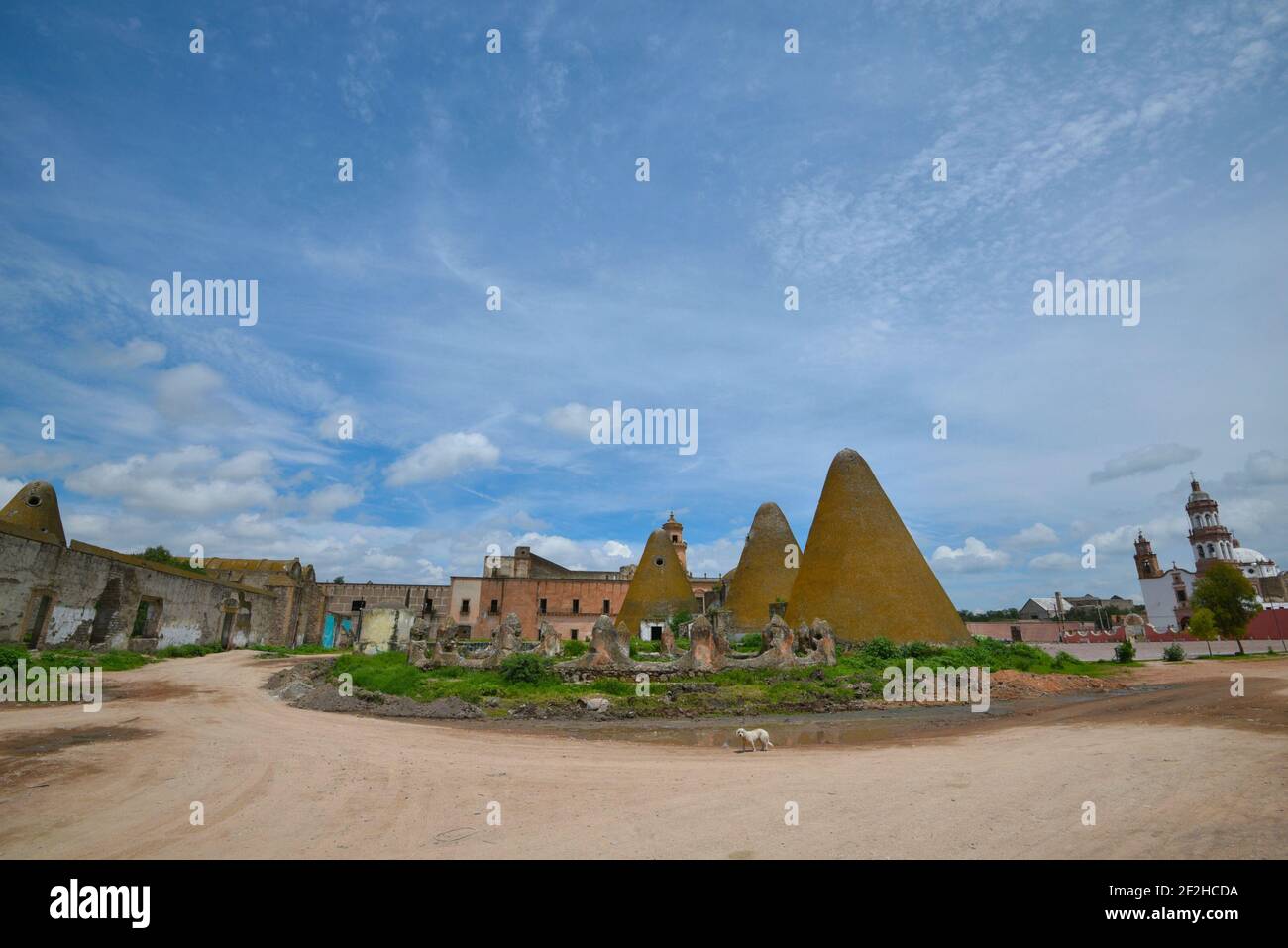 Landschaft mit Blick auf Getreidesilos auf dem Gelände der Ex-Hacienda Jaral de Berrio im Kolonialstil in Guanajuato, Mexiko. Stockfoto