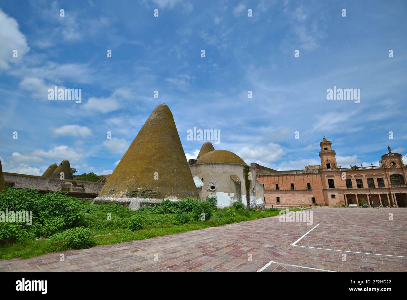 Panoramablick auf die Ex-Hacienda Jaral de Berrio im Kolonialstil und die Getreidesilos in Guanajuato, Mexiko. Stockfoto