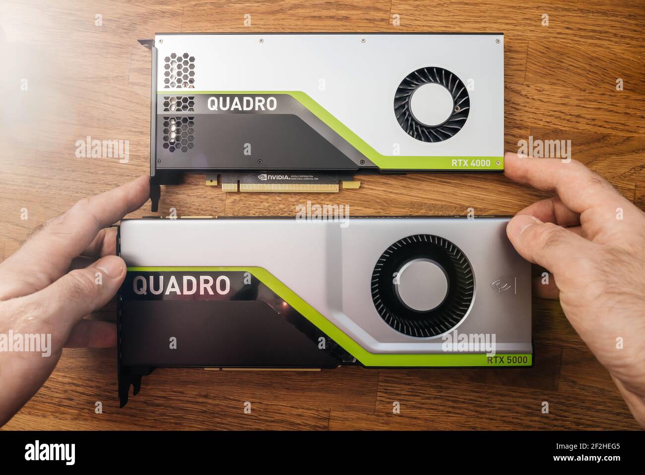 Senior Engineer Hände pov halten suchen Vergleich zwei neue GPU Nvidia Quadro  RTX 4000 RTX 5000 auf der Basis der Turing Mikroarchitektur, und Funktionen  Stockfotografie - Alamy
