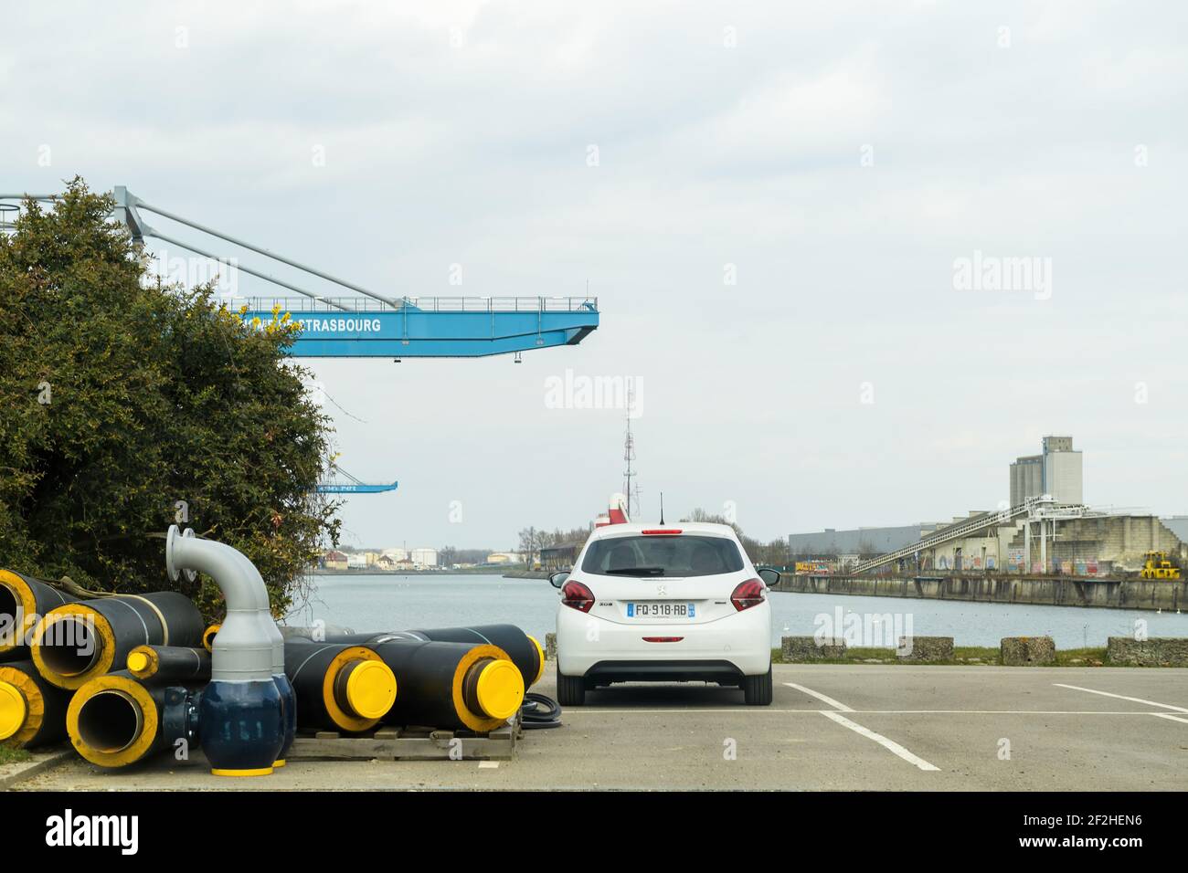 Rückansicht des vor geparkten Peugeot 208 Autos Großer Industriehafen von Straßburg Stockfoto