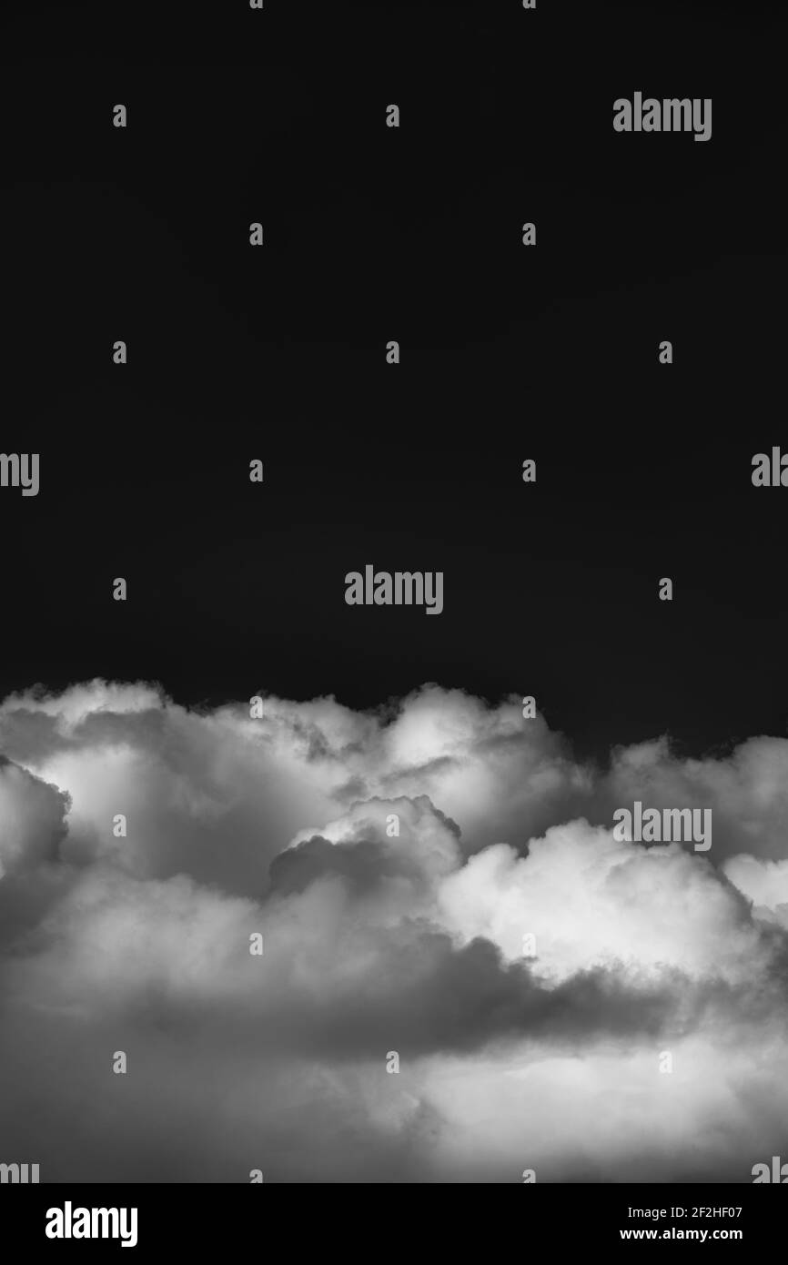 Flauschige Wolken am klaren Himmel mit Schwarzweißbild im Kopierraum Stockfoto