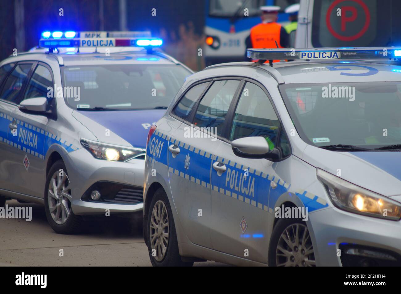 Krakau, Polen - 03,11.2021: Verkehrsunfall, Intervention der polnischen Polizei und der medizinischen Dienste. Polizeiauto und Krankenwagen am Signal. Hilfe Stockfoto