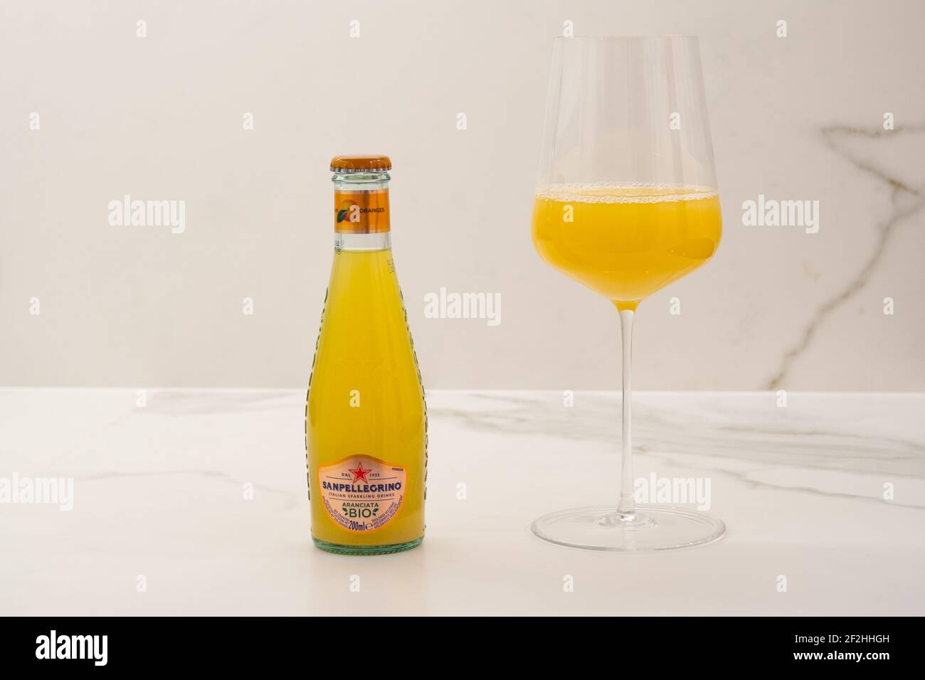 San Pellegrino Terme, Italien - Dezember 27 2020: Aranciata Bio Bio Orange Limonade von S. Pellegrino, ein erfrischender Soda Pop. Stockfoto