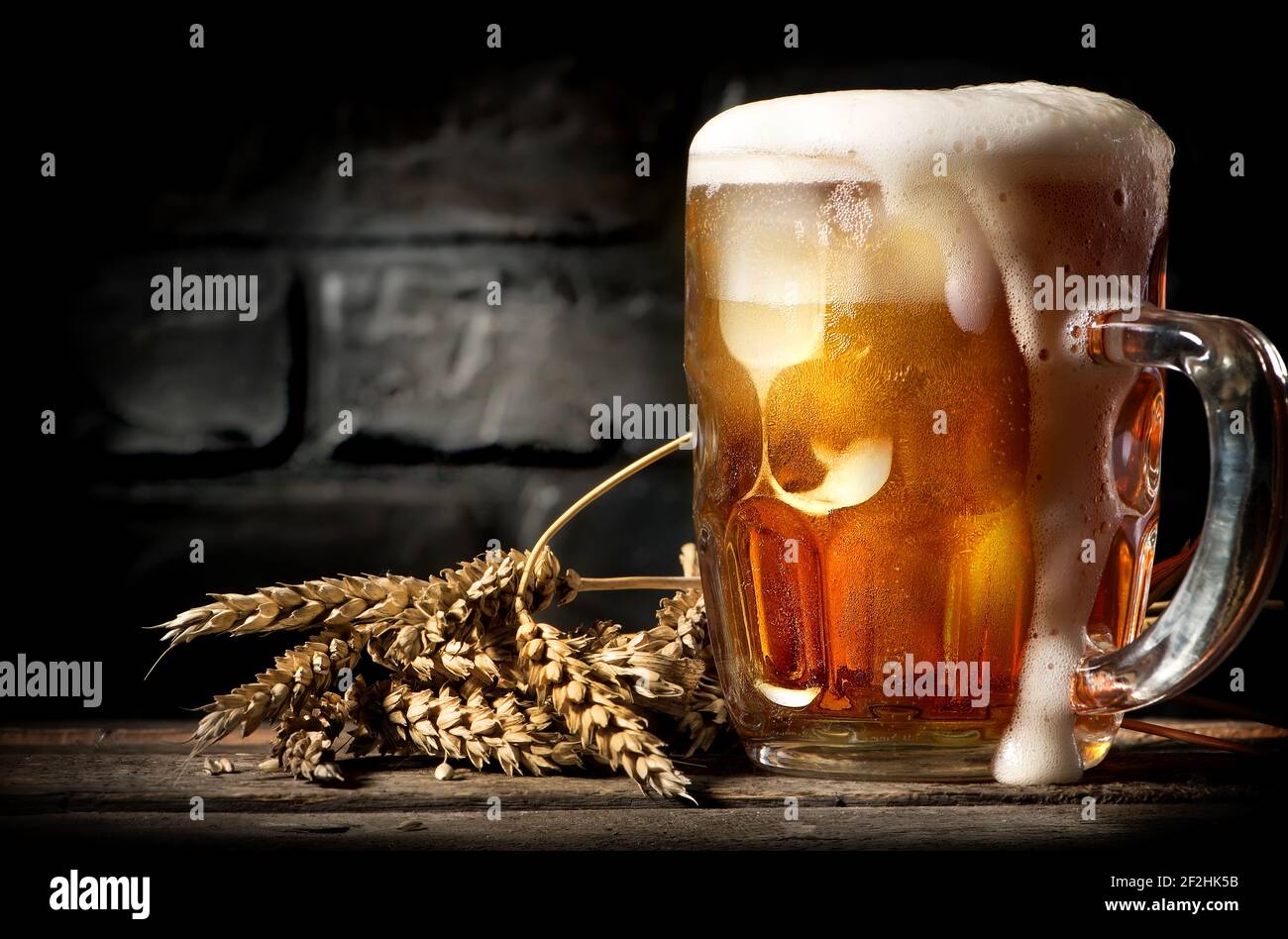 Helles Bier und Weizen in der Nähe von Mauer Stockfoto