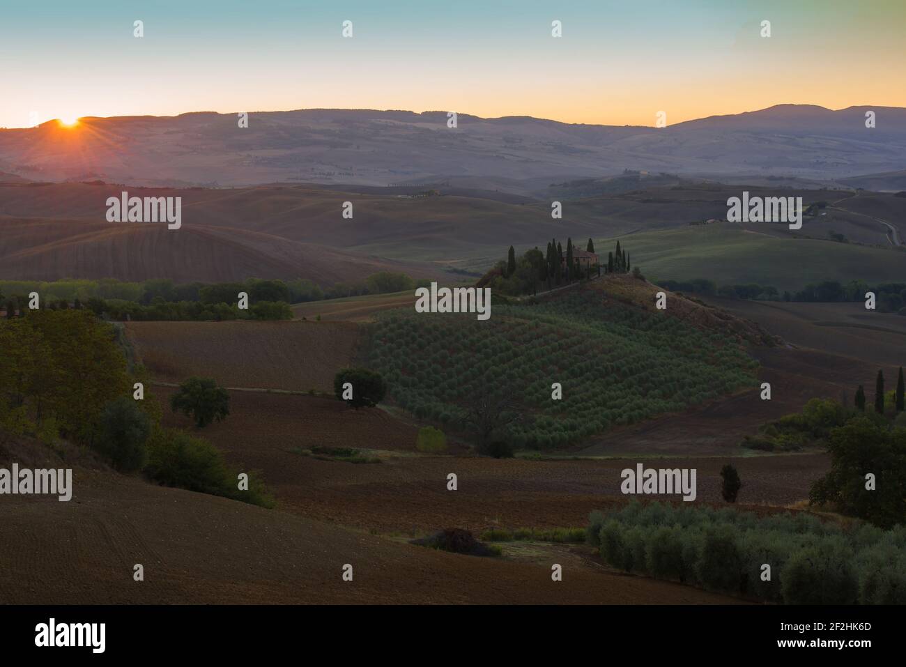 TUSCANA, ITALIEN - 21. SEPTEMBER 2017: Morgendämmerung ländliche Landschaft mit der alten Villa Podere Belvedere. Viertel der Stadt San Quirico d'Orcia Stockfoto