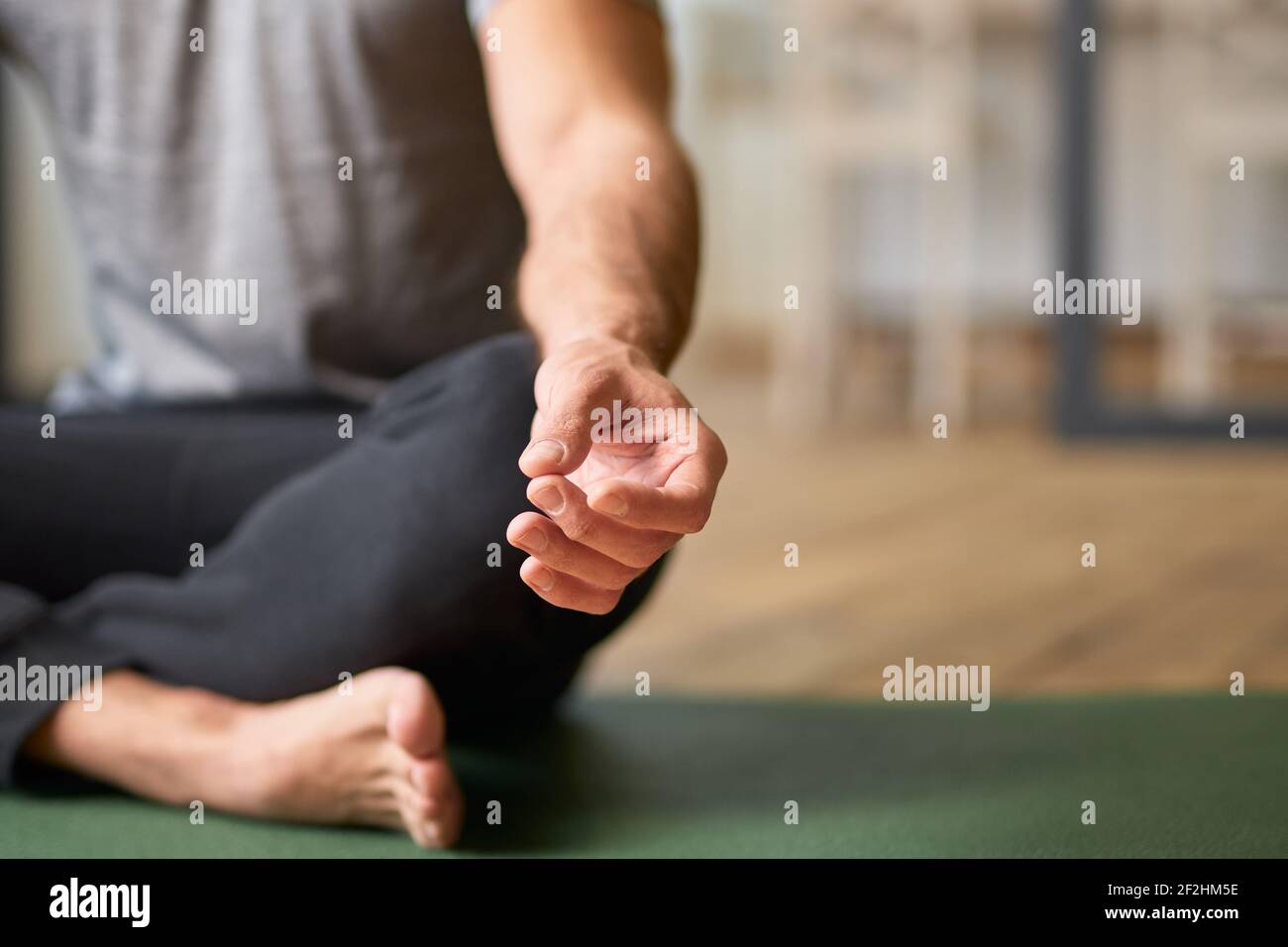 Junger Mann macht Meditation Yoga-Übung zu Hause Stockfoto