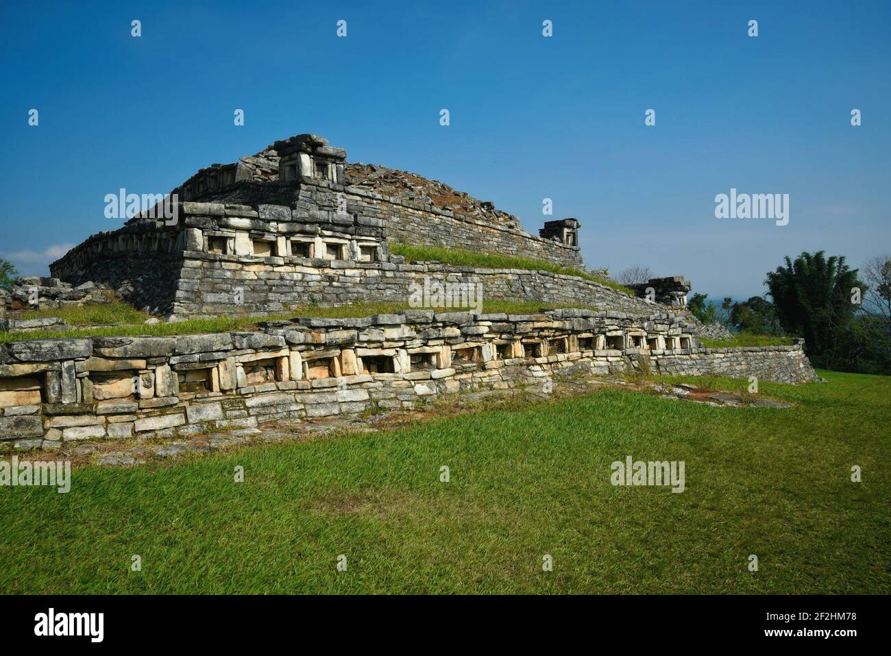 Landschaft mit Blick auf die Yohualichan Pyramiden, eine präkolumbianische archäologische Stätte in Cuetzalan Del Progreso, Puebla Mexiko. Stockfoto