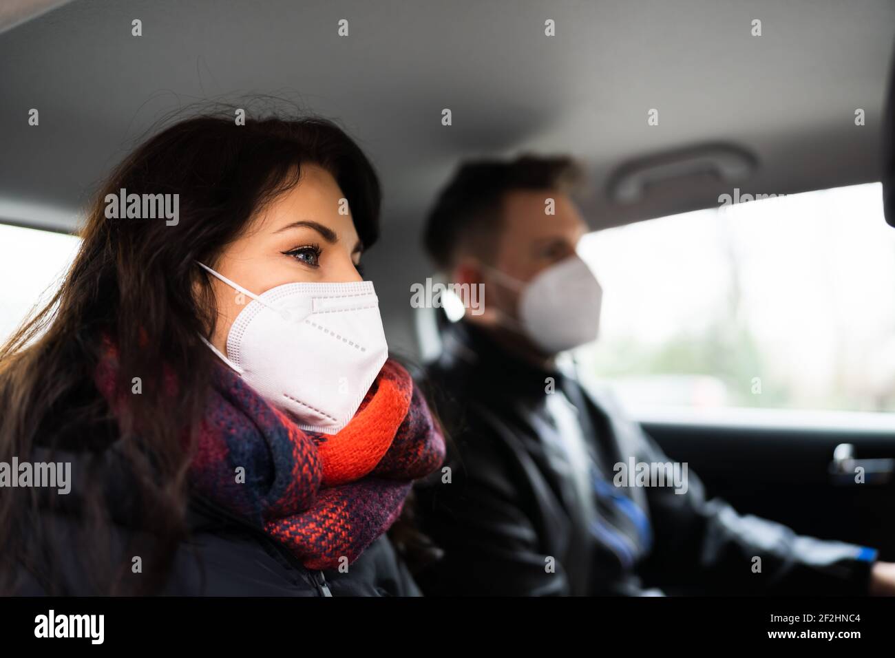 Carpool Car Ride Share Service In Gesichtsmaske Stockfoto