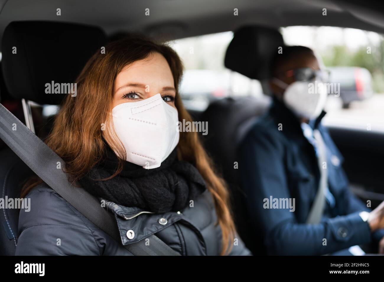 Carpool Car Ride Share Service In Gesichtsmaske Stockfoto