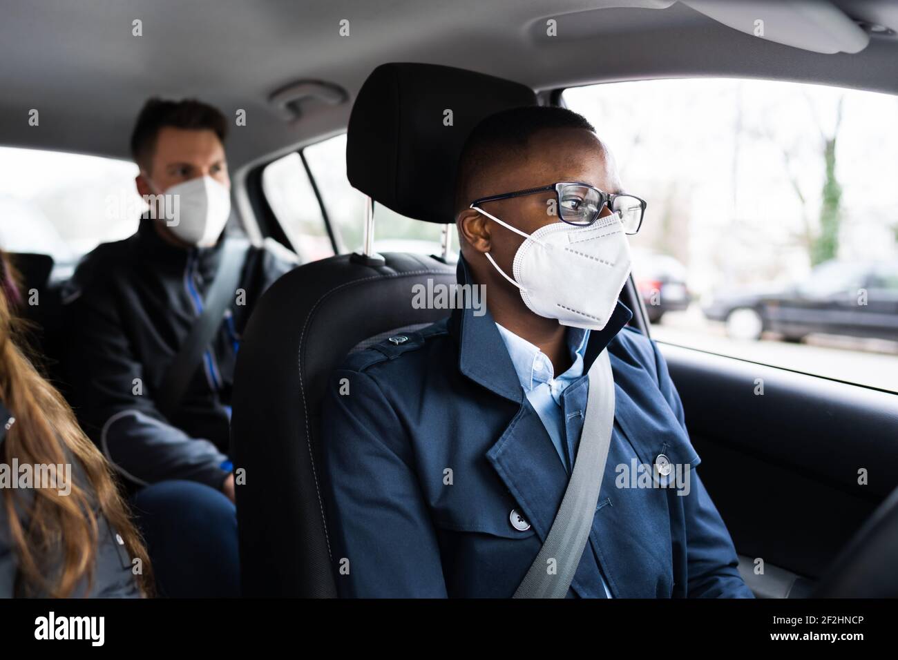 Carpool Car Ride Share Service In Gesichtsmaske Stockfoto