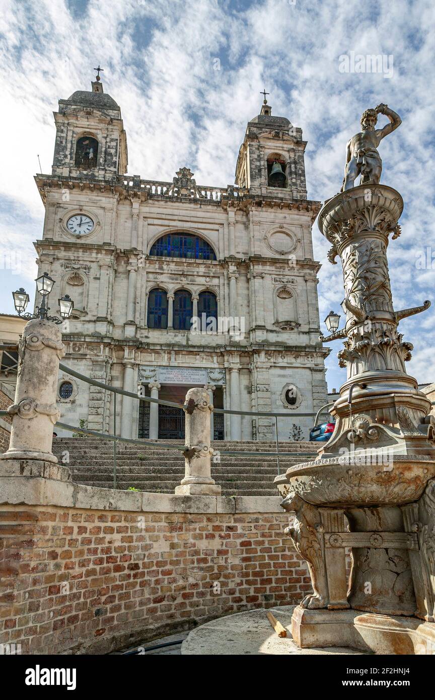 Die Kathedrale von San Valentino in den Abruzzen mit, im Vordergrund, der monumentale Brunnen. Provinz Pescara, Abruzzen, Italien, Europa Stockfoto