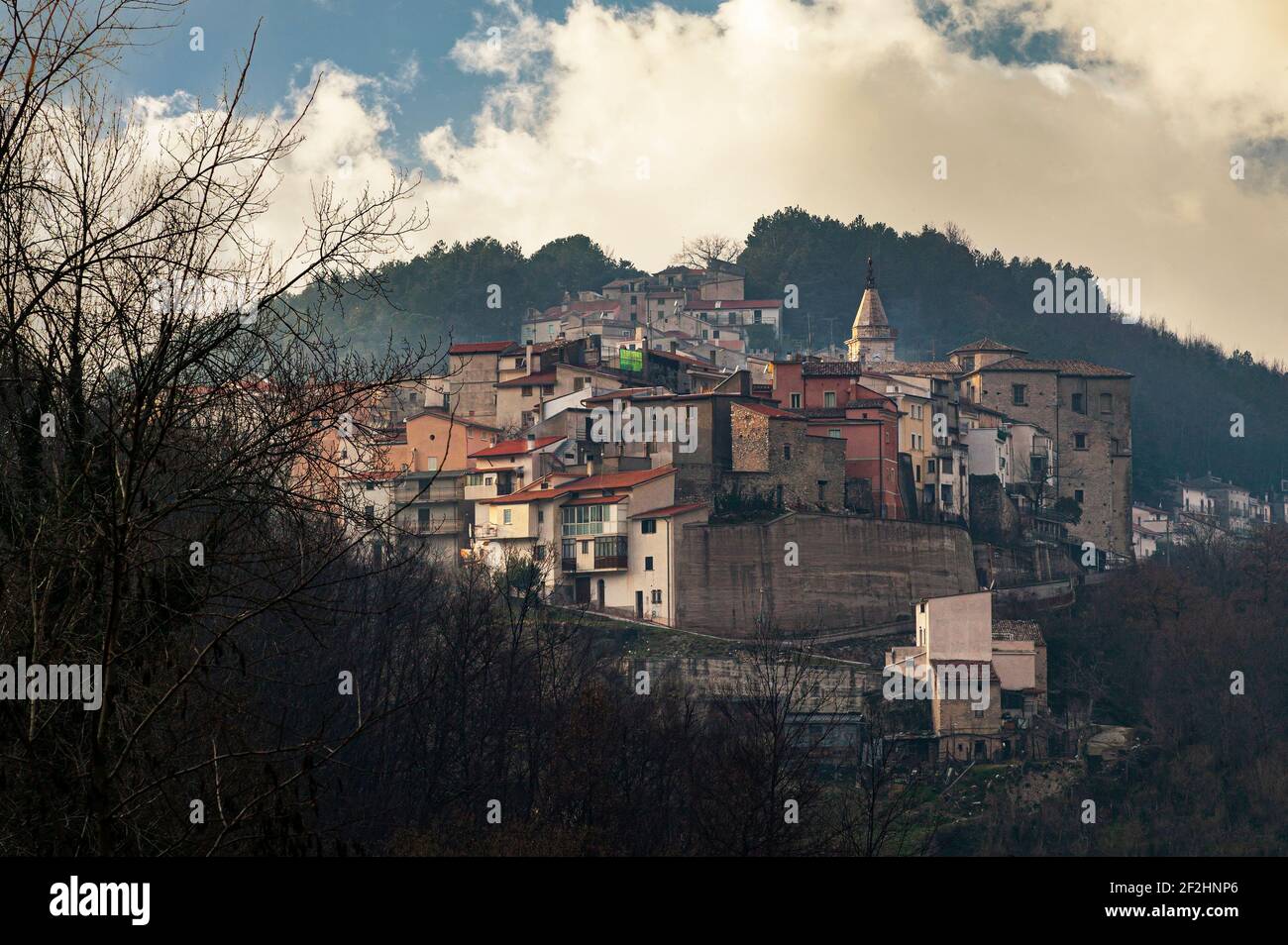 Blick auf eine Bergstadt in Latium, in den Bergen der Abruzzen Latium und Molise Nationalpark thront. Vallerotonda, Provinz Frosinone, Latium Stockfoto