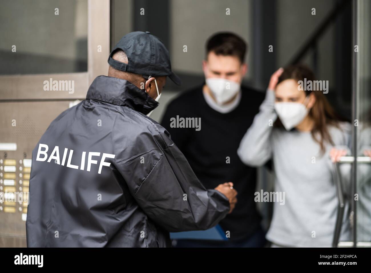 Gerichtsschuldensammler An Der Tür In Maske Stockfoto