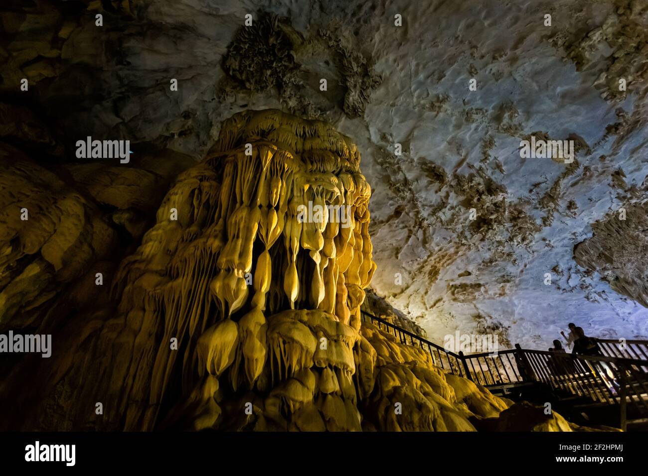 Schöne Paradise Cave in der Nähe von touristischen Phong Nha in Vietnam. Unterirdisches Gesteinsformation Foto in Südostasien aufgenommen. Stockfoto