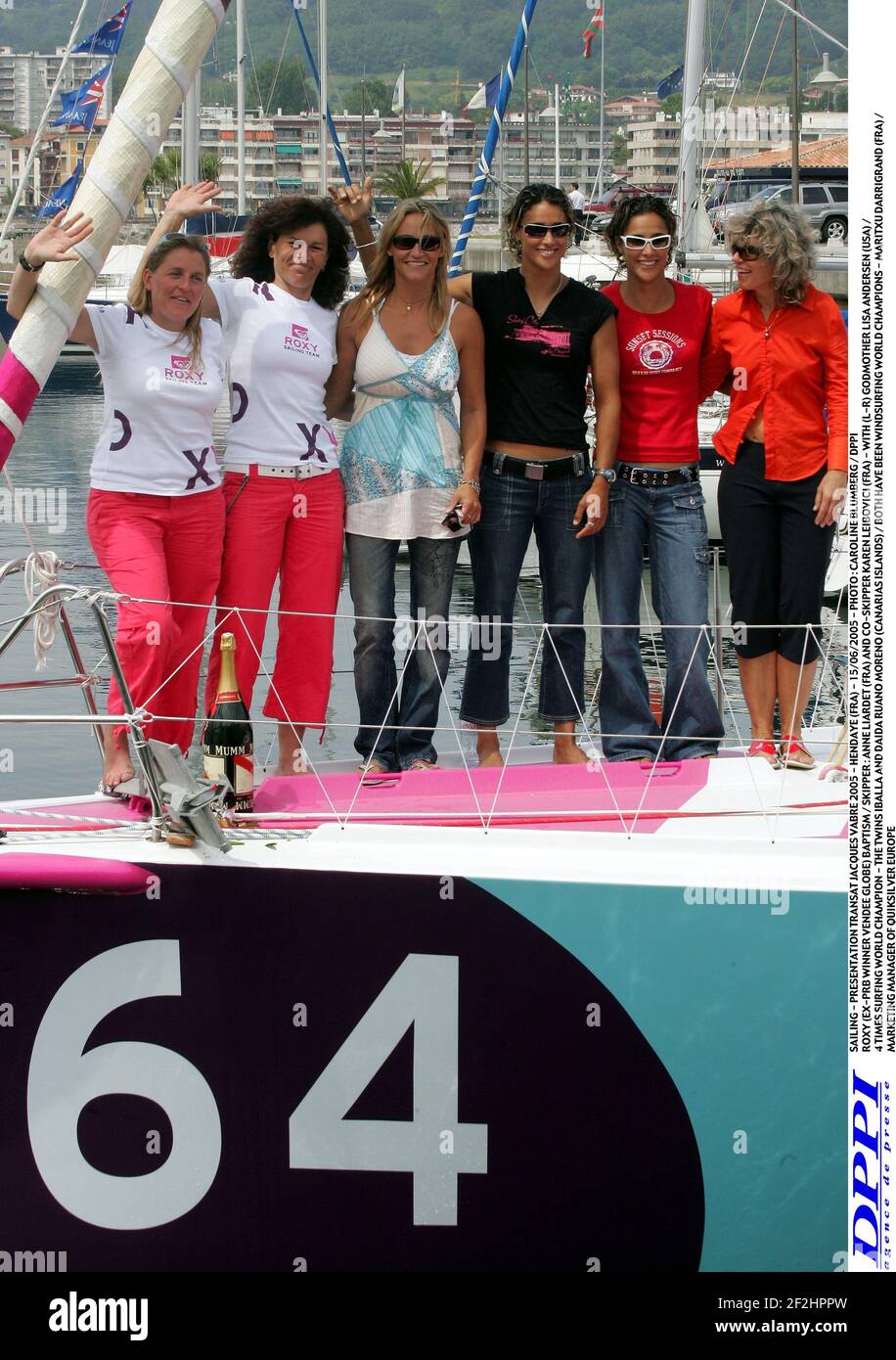 SEGELN - PRÄSENTATION TRANSAT JACQUES VABRE 2005 - HENDAYE (FRA) - 15/06/2005 - FOTO : CAROLINE BLUMBERG / DPPI ROXY (EX-PRB GEWINNERIN VENDEE GLOBE) TAUFE / SKIPPER : ANNE LIARDET (FRA) UND CO-SKIPPERIN KAREN LEIBOVICI (FRA) - MIT (L-R) PATENSCHAFT LISA ANDERSEN (USA) / 4 MAL SURF-WELTMEISTER - DIE ZWILLINGE IBALLA UND DAIDA RUANO MORENO (KANARIAS-INSELN) / BEIDE WAREN WINDSURF-WELTMEISTER - MARITXU DARRIGRAND (FRA) / MARKETING MANAGER VON QUIKSILVER EUROPE Stockfoto