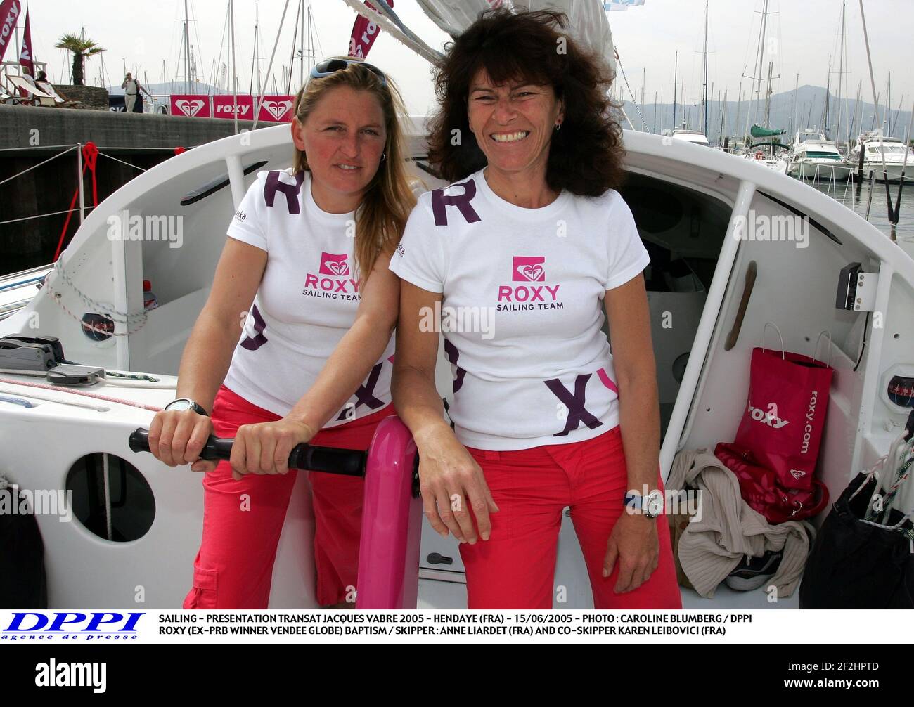 SEGELN - PRÄSENTATION TRANSAT JACQUES VABRE 2005 - HENDAYE (FRA) - 15/06/2005 - FOTO : CAROLINE BLUMBERG / DPPI ROXY (EX-PRB GEWINNERIN VENDEE GLOBE) TAUFE / SKIPPER : ANNE LIARDET (FRA) UND CO-SKIPPER KAREN LEIBOVICI (FRA) Stockfoto