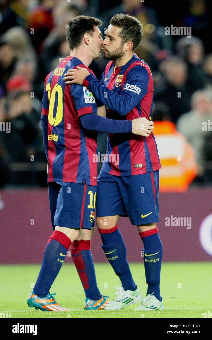 Jordi Alba küsst Leo Messi von Barcelona nach dem Tor während der  spanischen Meisterschaft 2014/2015 Liga Fußballspiel zwischen FC Barcelona  und Espanyol am 7. Dezember 2014 im Camp Nou Stadion in Barcelona,