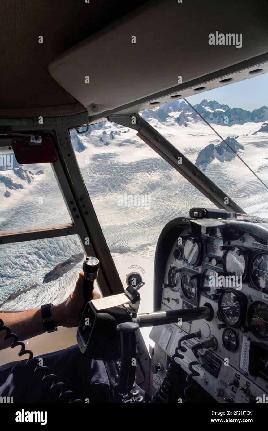 Blick aus dem Inneren eines Hubschraubercockpits auf Glaciers, Neuseeland Stockfoto