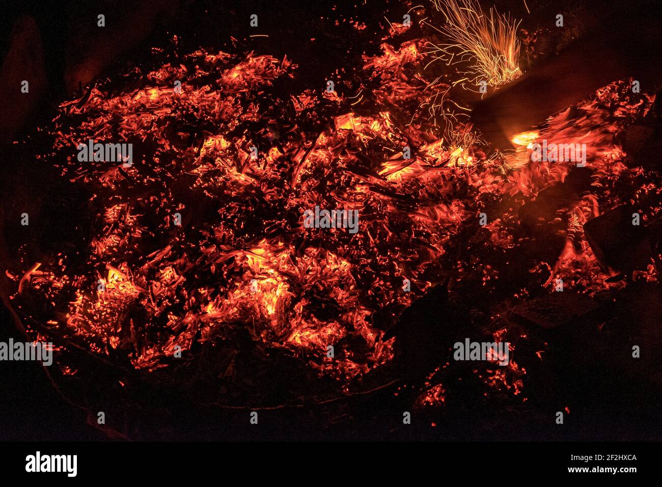 Heiße Glut aus Holzkohle und Holzwolle Stockfoto
