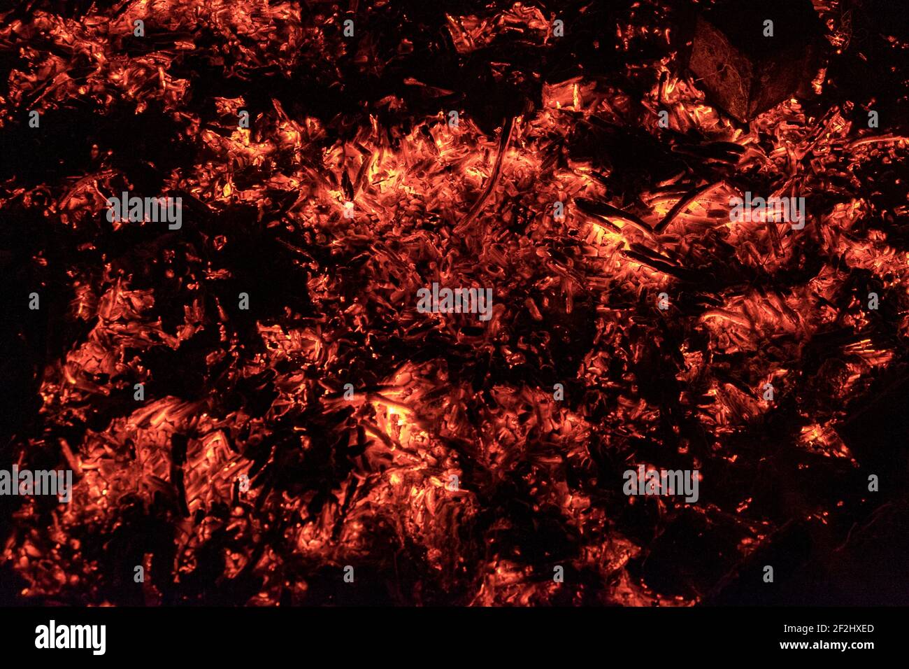 Heiße Glut aus Holzkohle und Holzwolle Stockfoto