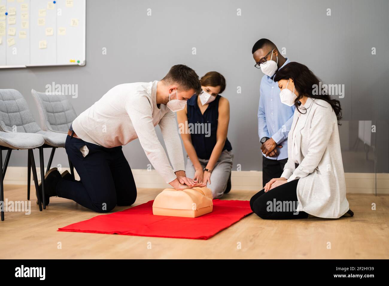 Erste Hilfe HLW Reanimation Training in Face Mask Stockfoto