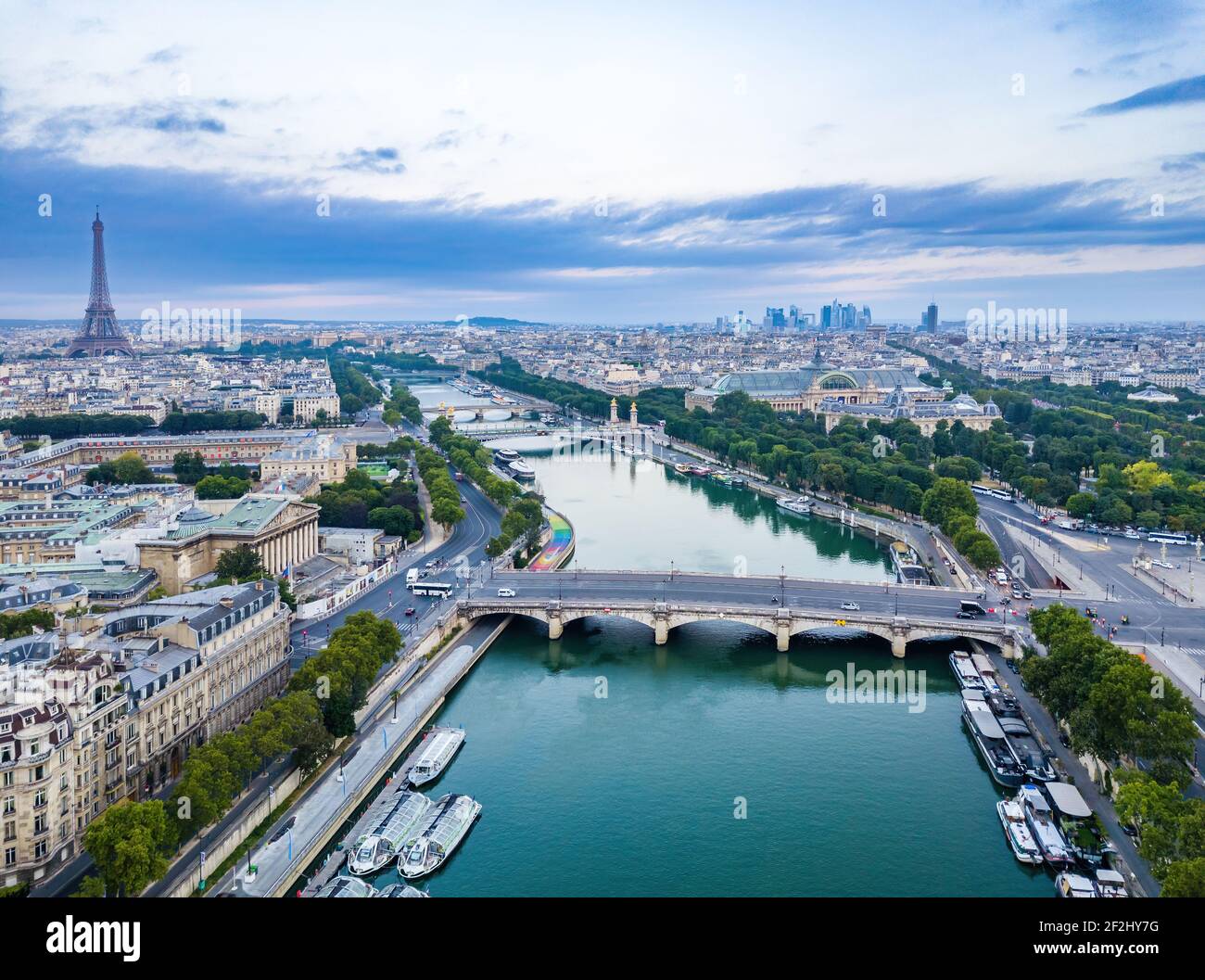 Luftbrücke Pont de la Concorde über seine entfernter Eiffelturm und Grand Palais auf der rechten Seite und Palais Bourbon auf der linken Seite, Paris Stockfoto