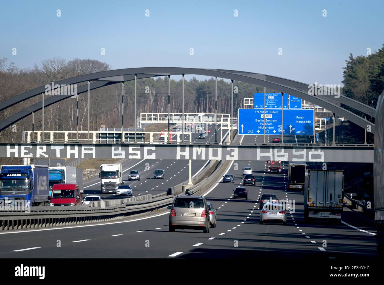 02. März 2021, Brandenburg, Ferch: Die Autobahn A10 führt unter einer Eisenbahnbrücke am Autobahnkreuz Ferch in Richtung Potsdam und Berlin. Der Schriftzug 'Hertha BSC HM03 HB 98' wurde über die Autobahn auf die Brücke gemalt. Foto: Soeren Sache/dpa-Zentralbild/ZB Stockfoto