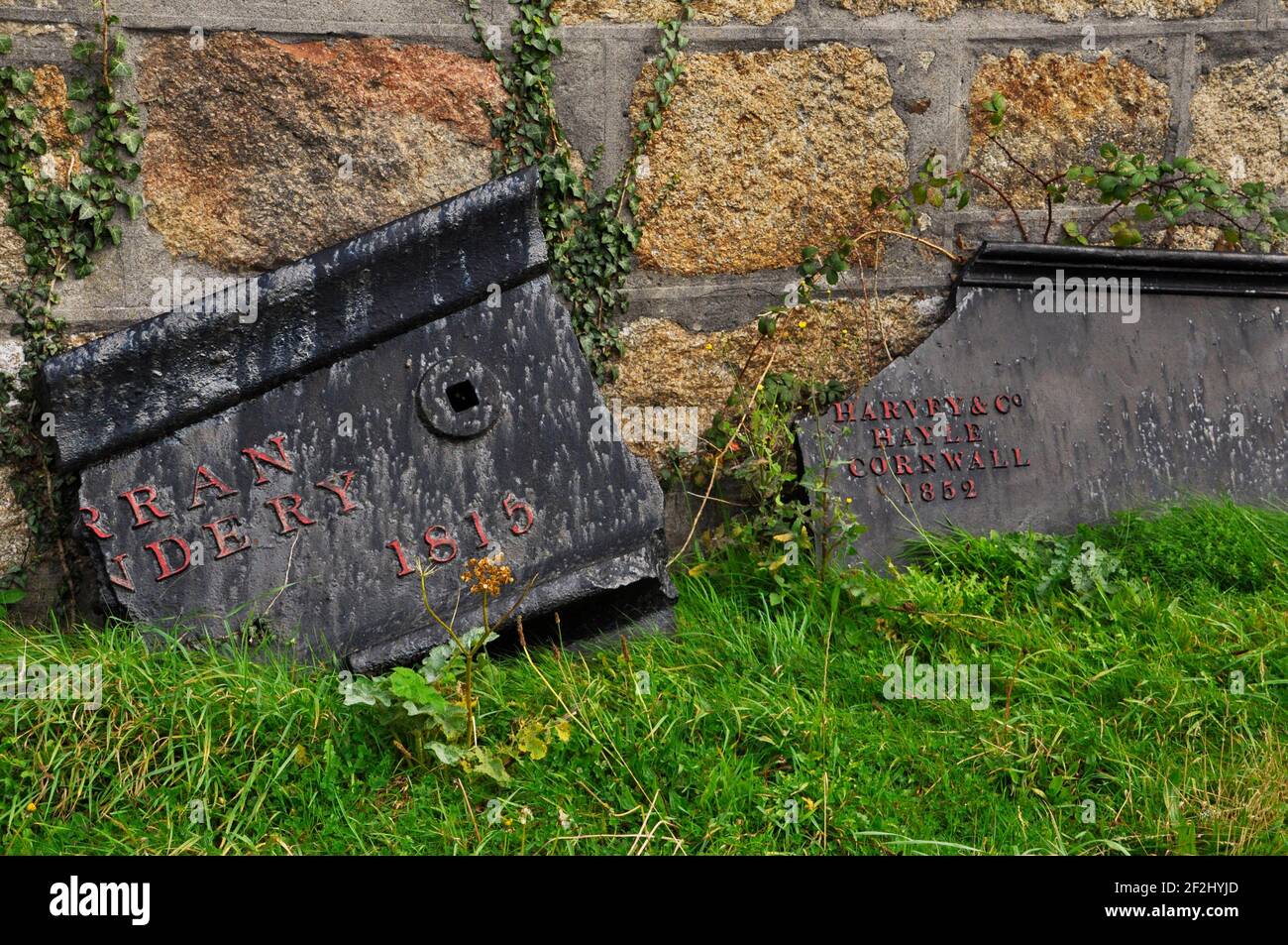 Gebrochene Gusseisen Teile des Strahls aus der East Pool Kupfer und Zinn Mine, Taylors Schacht Pumpenhaus mit Dampf angetriebenen Strahl Motor, Redruth. Cornwall.U Stockfoto